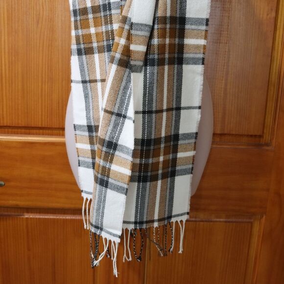 Old Navy Black and White Plaid Scarf 13x72 Acrylic Cozy Winter Accessory NWT - Picture 3 of 8